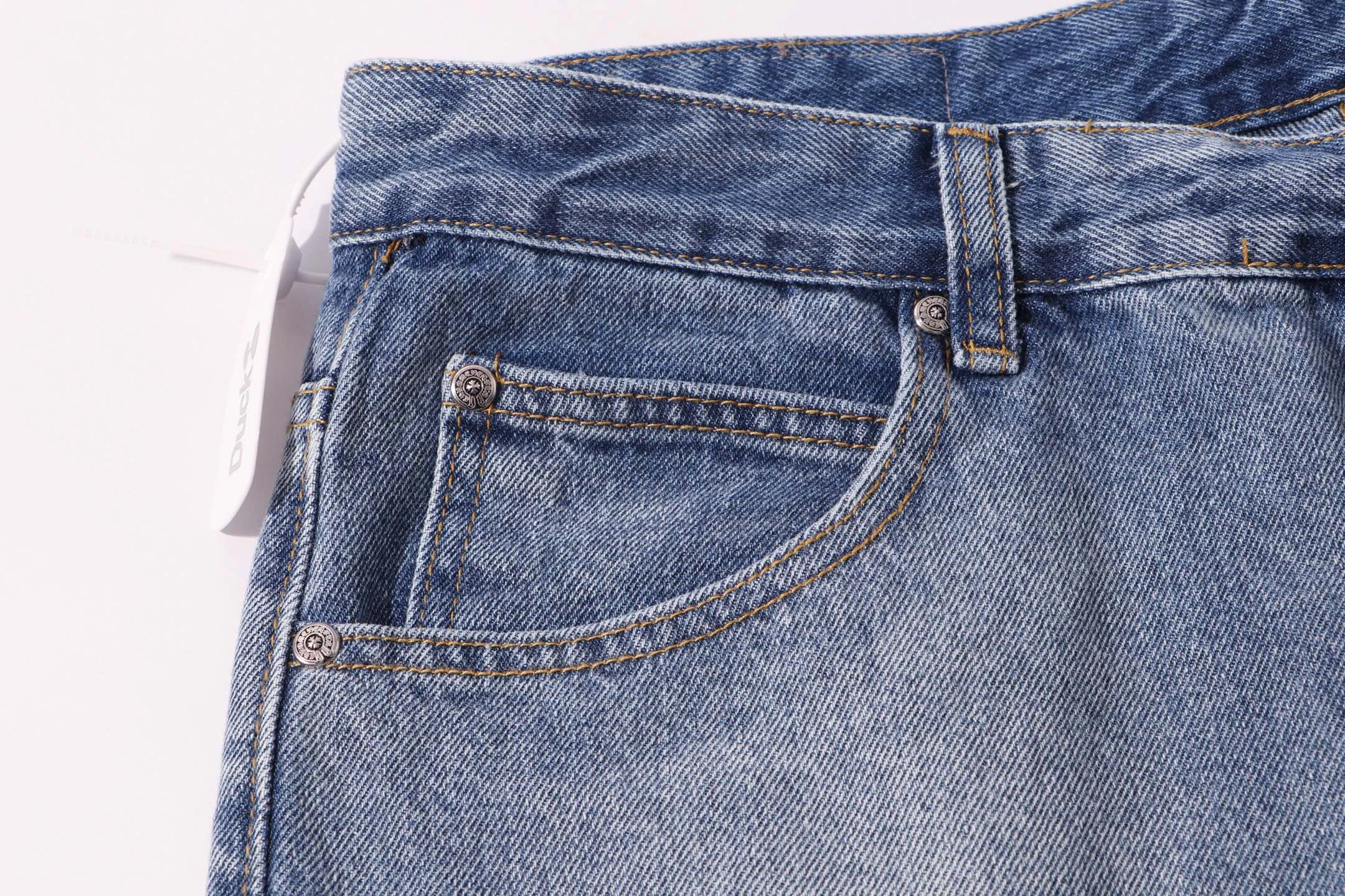 P260 Style No.: H907 Croxin & 𝐂𝐡𝐫𝐨𝐦𝐞 𝐇𝐞𝐚𝐫𝐭 ss25 blue pants red leather Sanskrit leather limited patchwork jeans. Styles with different washed textures are very friendly to people with thin legs. The slightly flared version perfectly modifies the leg shape. The timeless and moderate length makes it easy to match and match. It is the basis for various styles and is a must-have in your wardrobe! The fabric is stiff but also makes the upper body soft without losing texture. The washing process is even more perfect. It is a must-have item for everyone! ! ! Washed wheat, hang tag, pants label, three labels complete Color: blue Size: 28-30-32-34